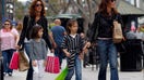 La reducción del precio del combustible en abril no bastó para alentar a los consumidores estadounidenses a gastar mucho más en otros productos.